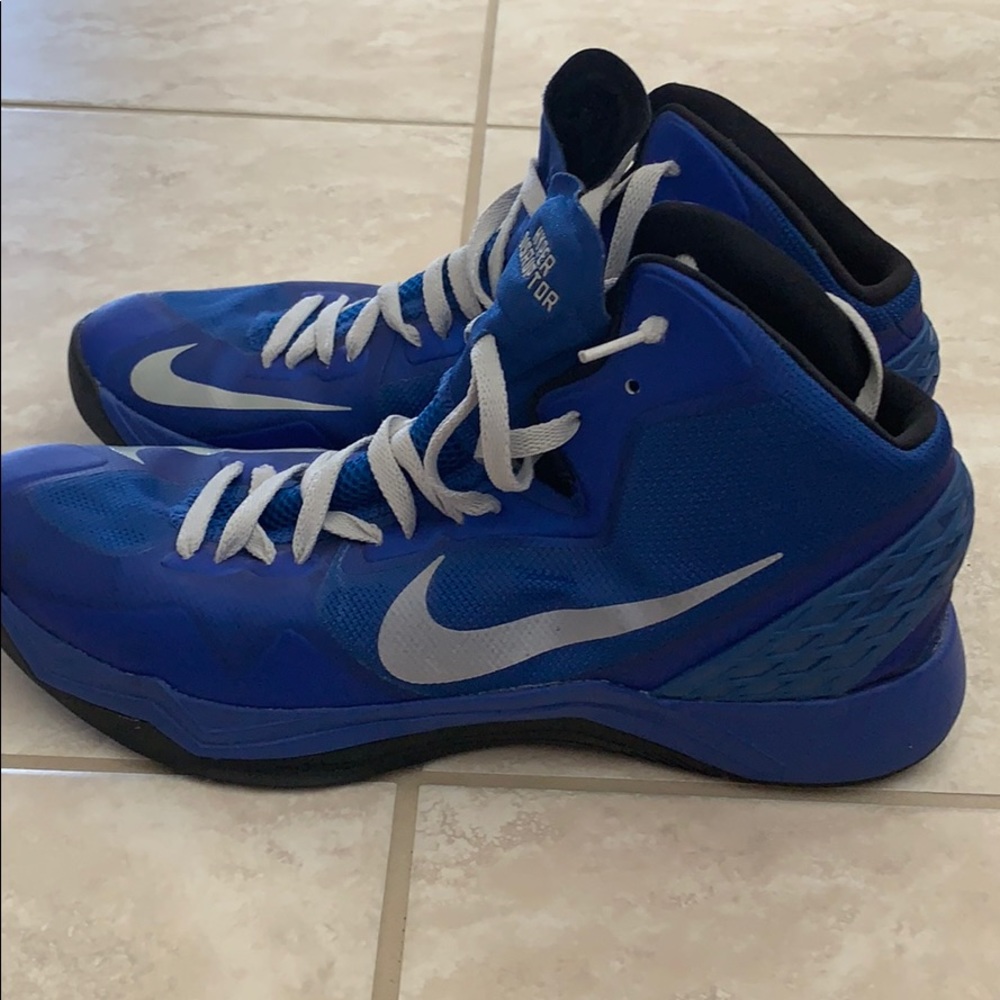 Nike Men’s Basketball Shoe Hyper Distributer